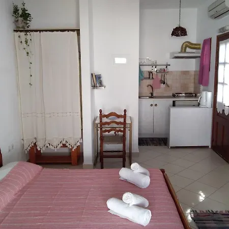 Eva'S Family & Pernera'S Vegan Studios Apartment *